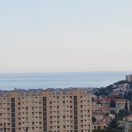 New Cheap Private Room, Kitchen , Overwieuw Sea,tram On Spot, 12 Minutes From Train Station With Tram , In 17 Min Tram , Privee Pas Cher, Cuisine Equipee , Tram Sur Place, Apercu Mer, 12 Min De La Gare De Avec Le Tram, 17 Min ベッド・アンド・ブレックファスト ニース