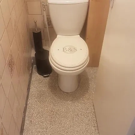 New Cheap Private Room, Kitchen ,tram On Site, 12 Minutes From Train Station With Tram , In 17 Min With Tram , Privée Pas Cher, Cuisine équipée , Tram Sur Place, à 12 Min De La Gare De Avec Le Tram, 17 Min Bed and breakfast Niza
