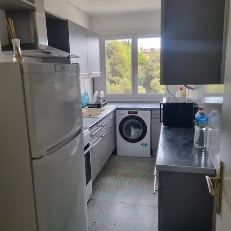 New Cheap Private Room, Kitchen ,tram On Site, 12 Minutes From Train Station With Tram , In 17 Min With Tram , Privée Pas Cher, Cuisine équipée , Tram Sur Place, à 12 Min De La Gare De Avec Le Tram, 17 Min Bed and breakfast
